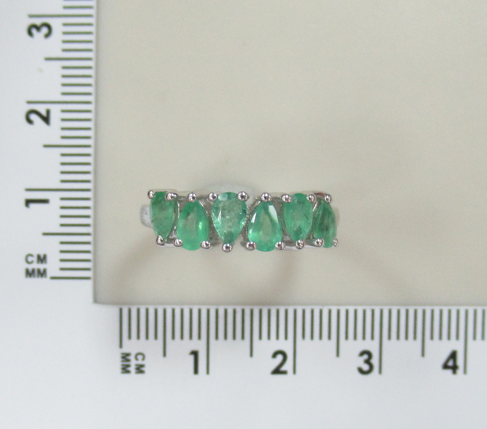 Серебряное кольцо с изумрудами